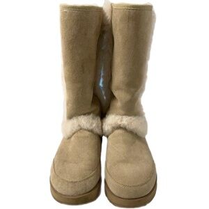 UGG Women Boots Sundance Waterproof
1017511 - Color Sand size 7 IOB